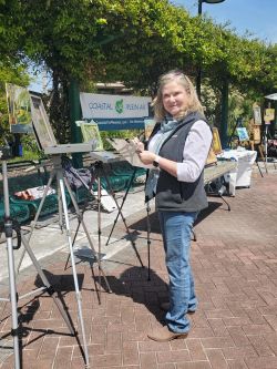 Artist Gale Smith judging paintings created at the Virginia Zoo.